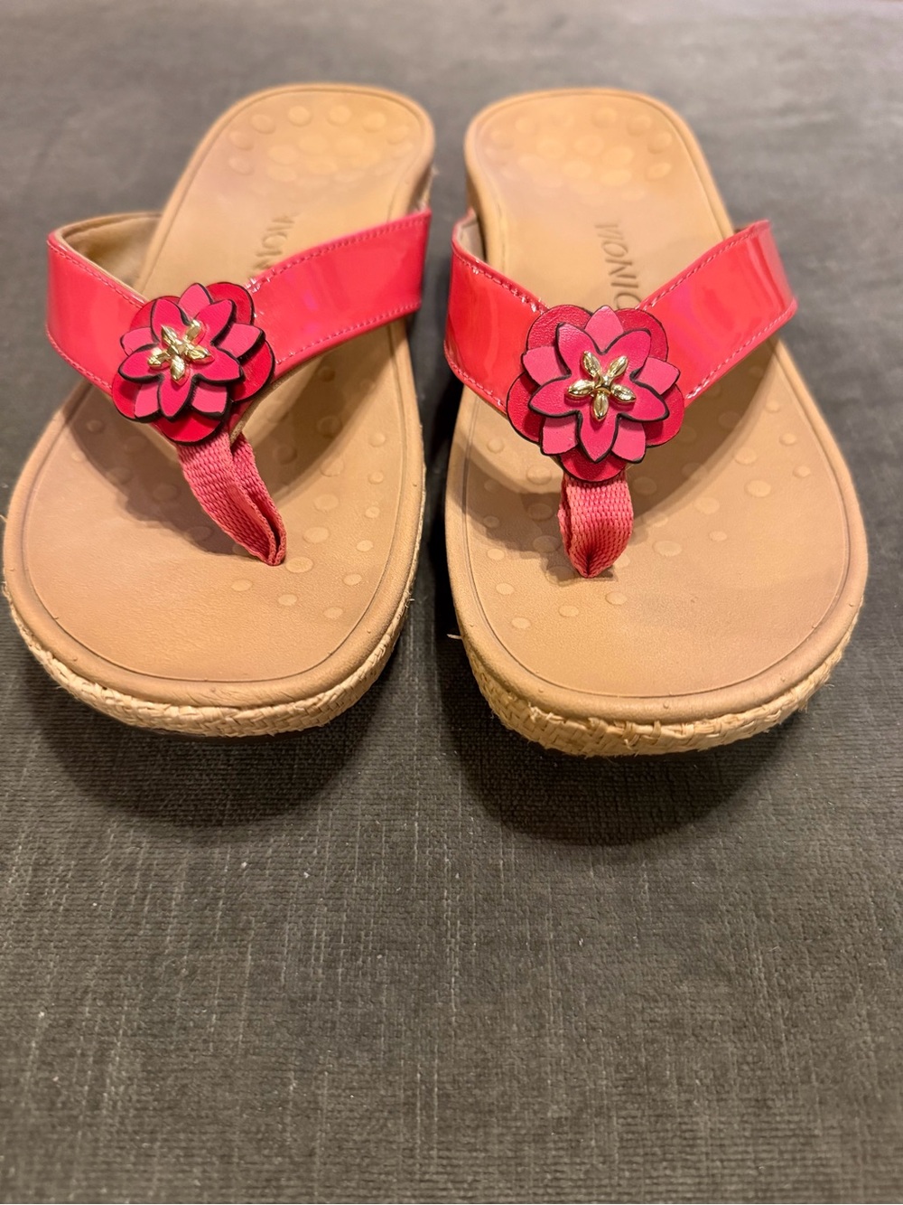 EUC Vionic Mimi platform wedge thong sandals in pink with a floral accent Size 7